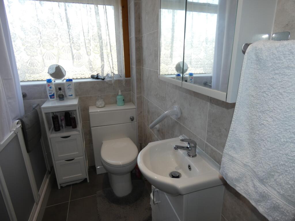 FAMILY SHOWER ROOM