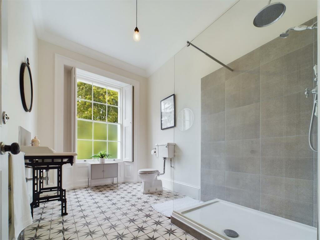 Principal en-suite.jpg