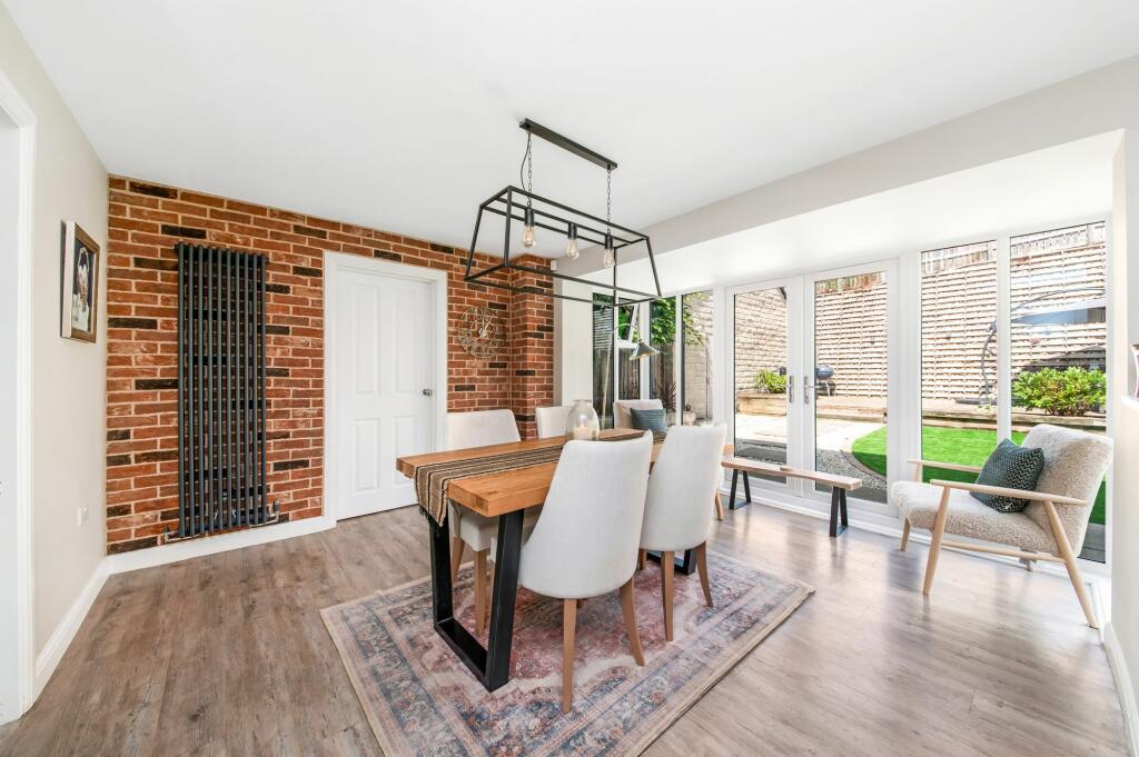 OPEN-PLAN DINING KITCHEN