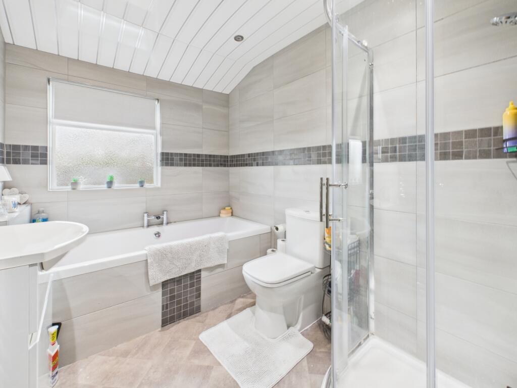 CAM03729G0-PR0165-STILL012