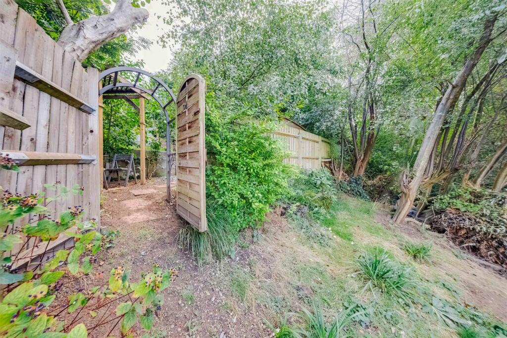 Access to woodland at rear