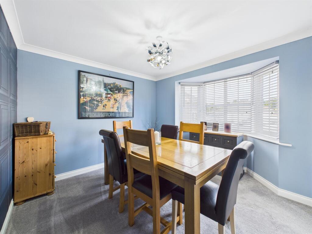 Dining room: