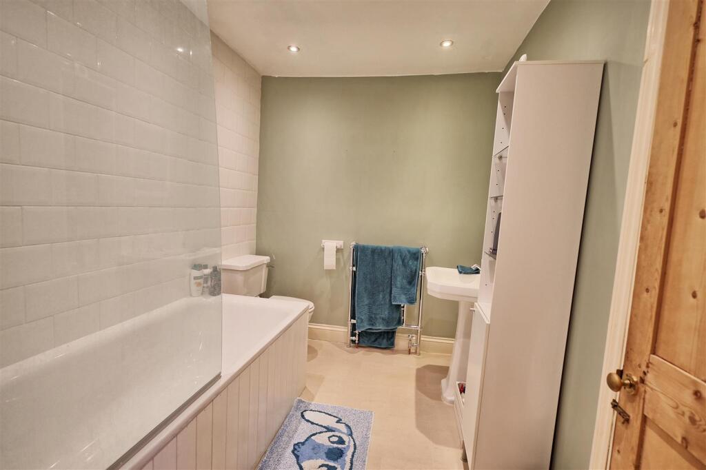 EN-SUITE BATHROOM