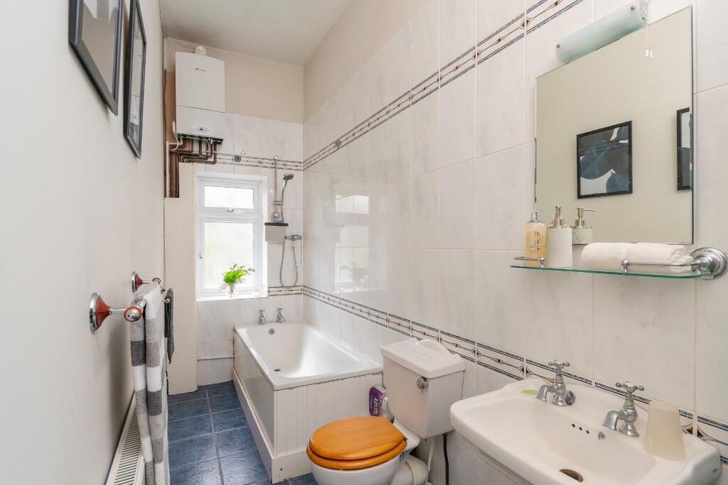 H1F2F0RRRD - Bathroom B.jpg