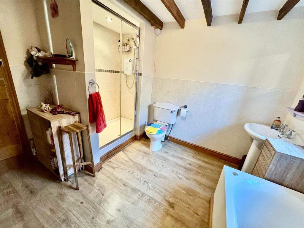 bathroom 2.jpg