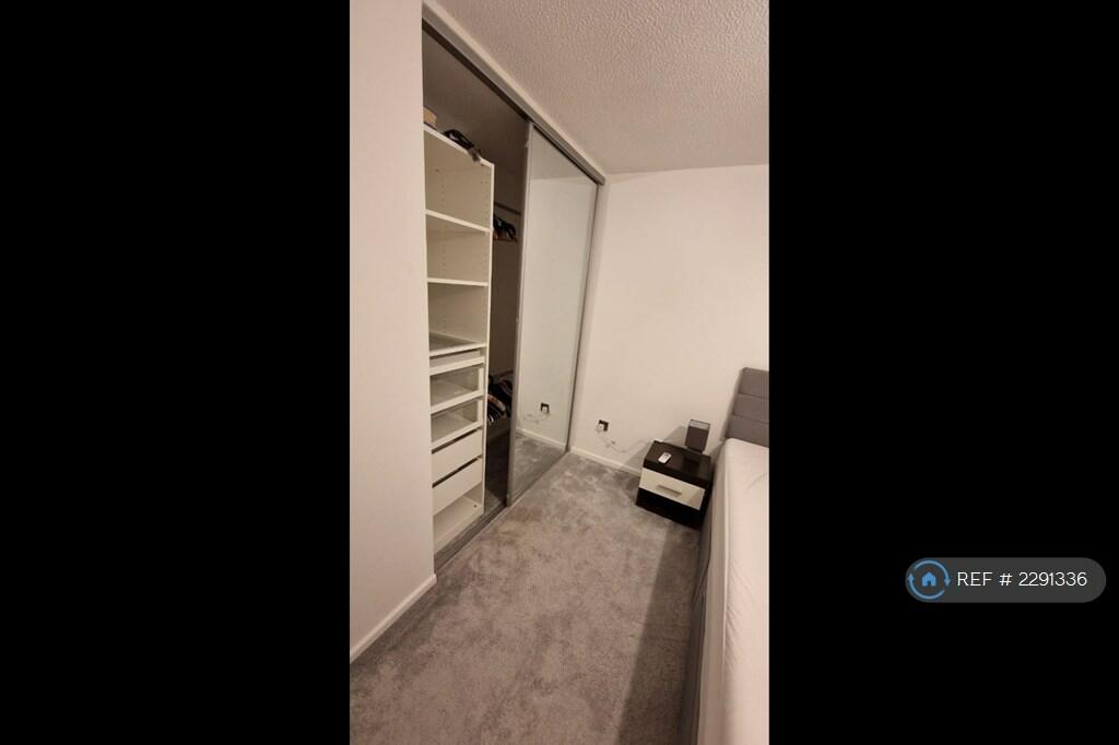 Sliding Wardrobe In Bedroom i