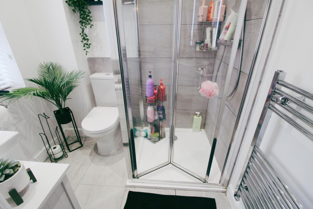 3 woodlands bathroom.png