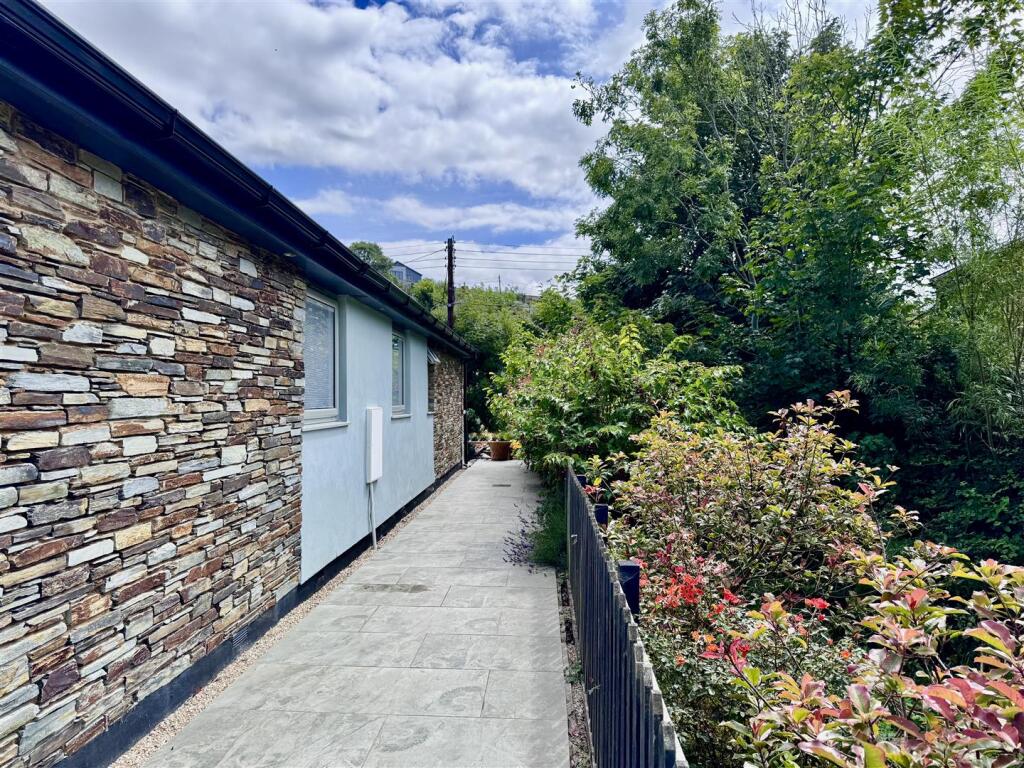 Side path &amp; leat