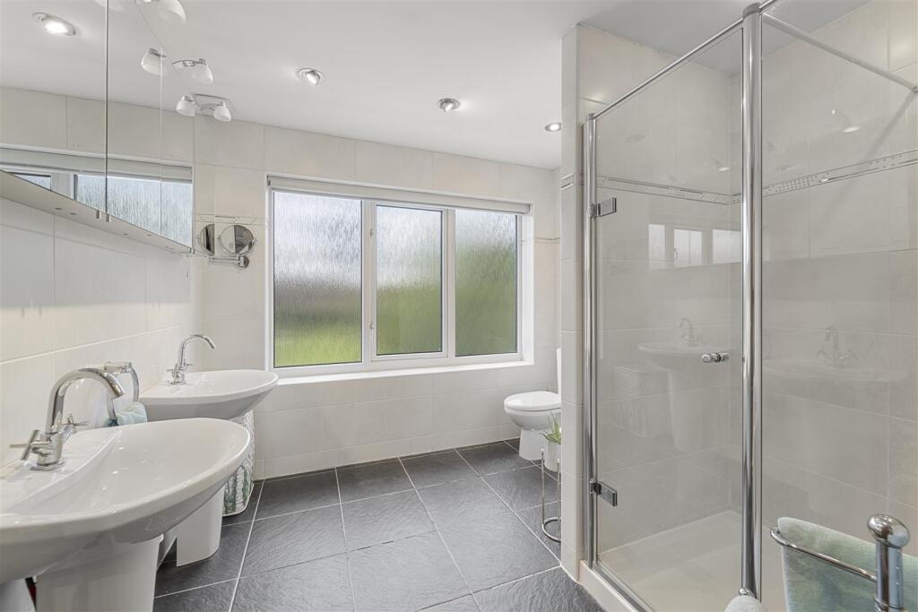 En-Suite (Master Suite)