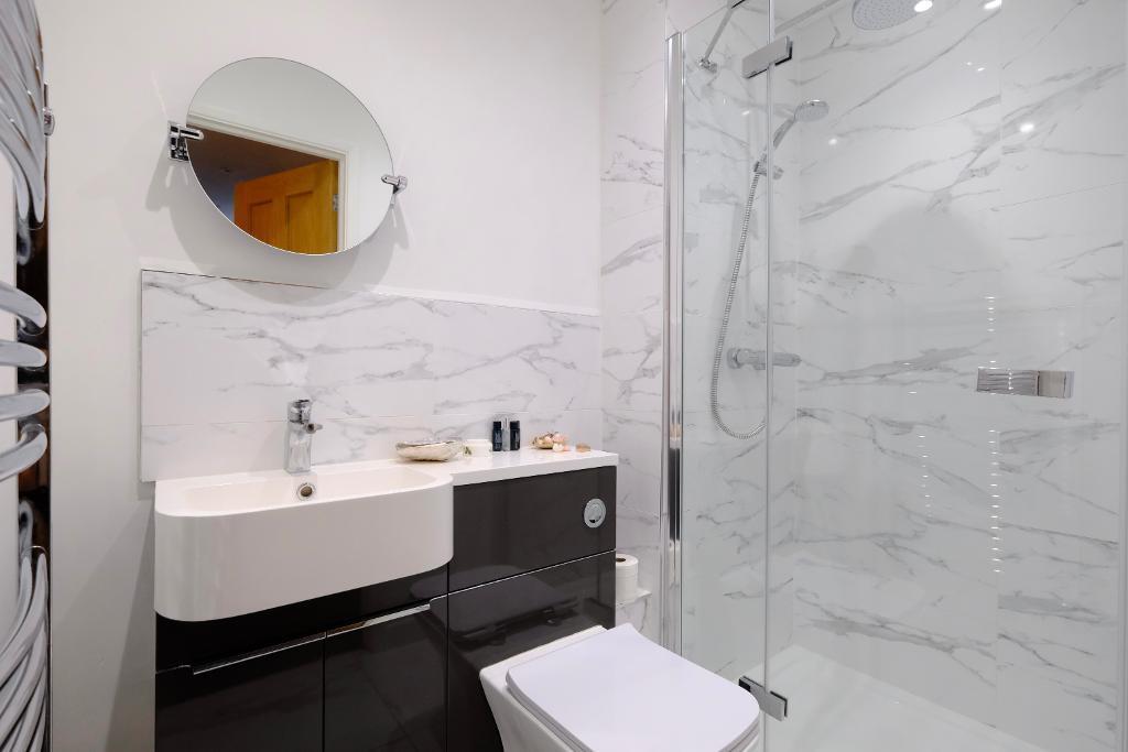 En suite shower (Bedroom 2)