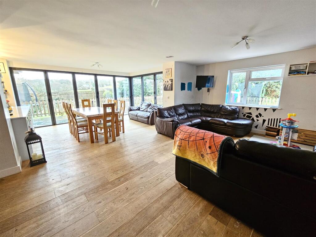 Sitting and Dining Area.jpg