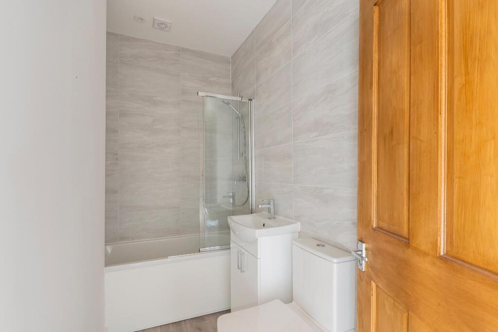 6C4HASG - Bathroom B.jpg