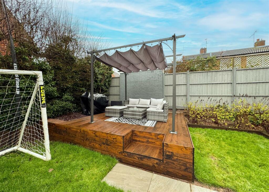 RAISED SEATING AREA