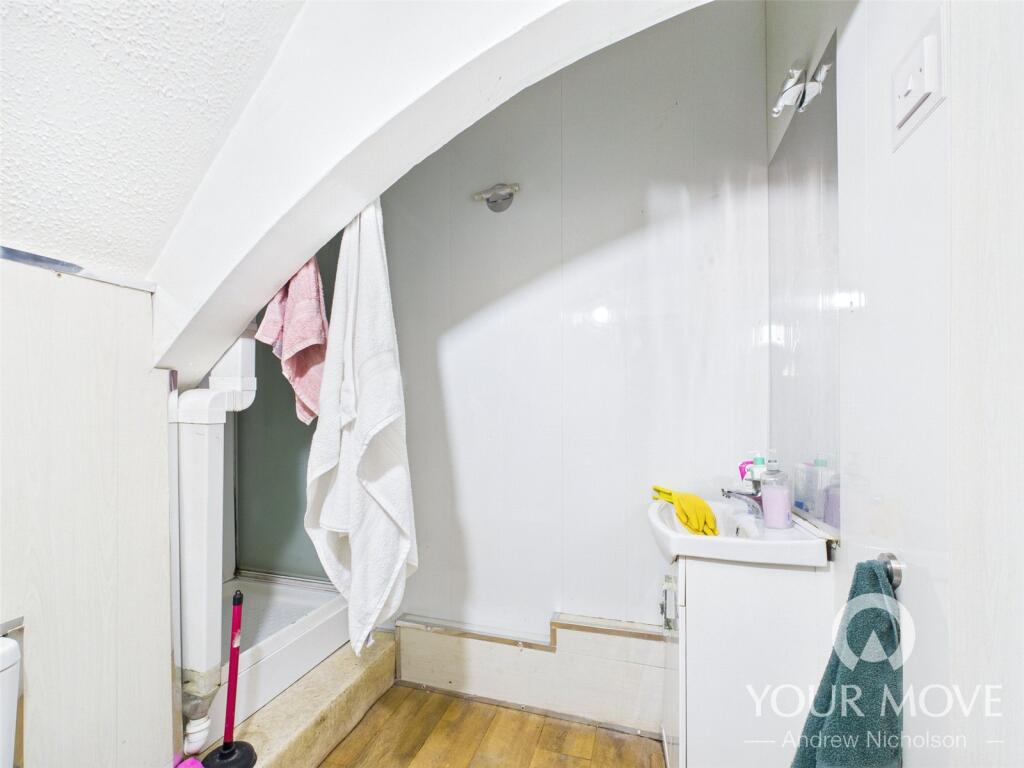 E/Suite To Bedroom 4