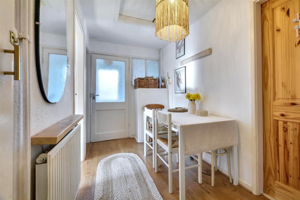 GROUND FLOOR ENTRANCE HALLWAY