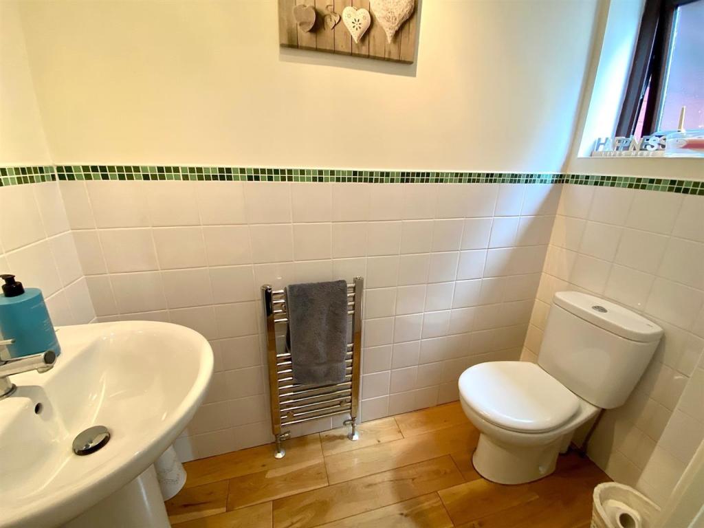 woodward court 14 wc.jpg