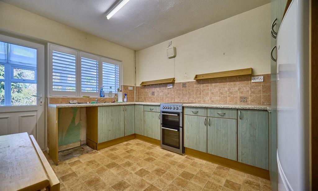 FITTED KITCHEN TO REAR