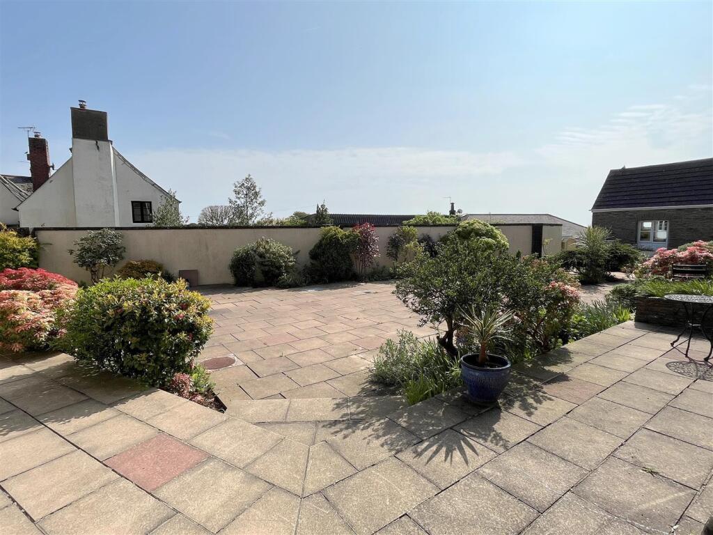 Communal Patio 2.jpg