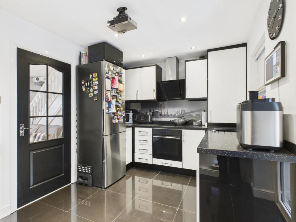 CAM03729G0-PR0057-STILL022