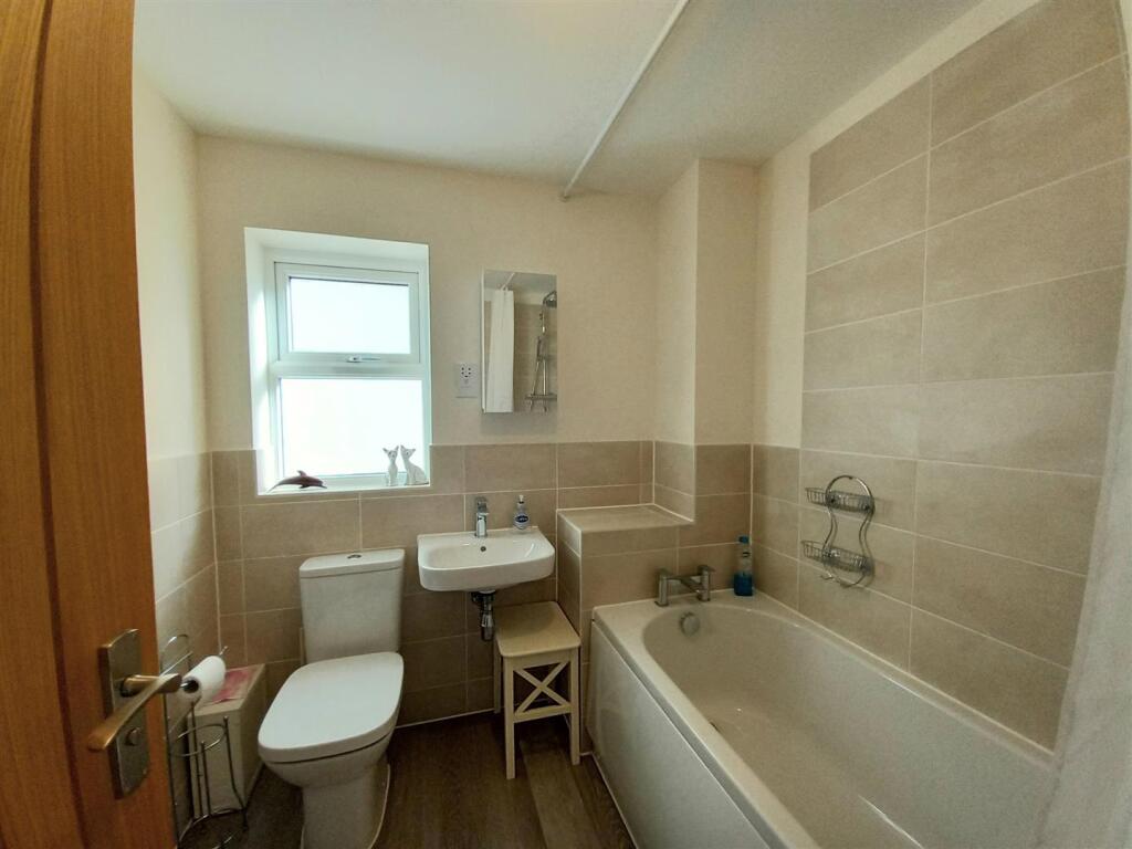 1 Curlew Drive bathroom.jpg