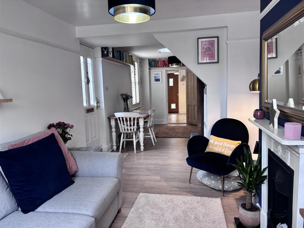 Victoria downstairs 2.jpg