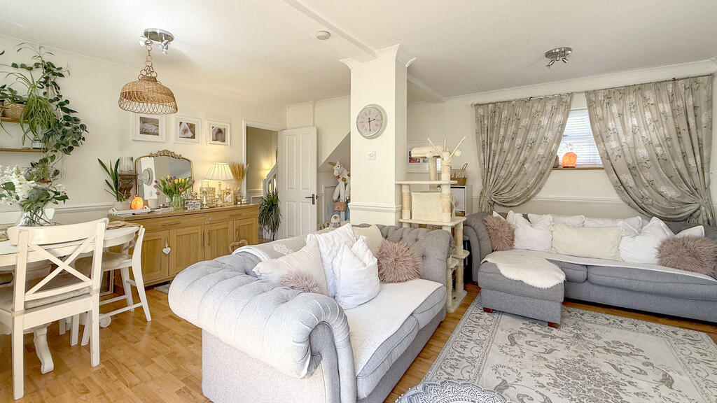 Lounge/dining roo...