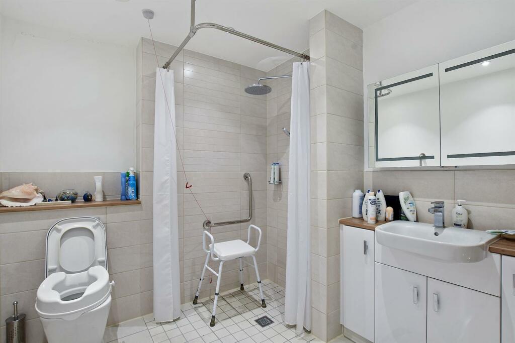 14-GCMCS - 27 Rutherford House - Shower -Original 