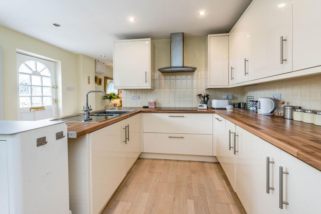 STUNNING SITTING ROOM AND BREAKFAST KITCHEN