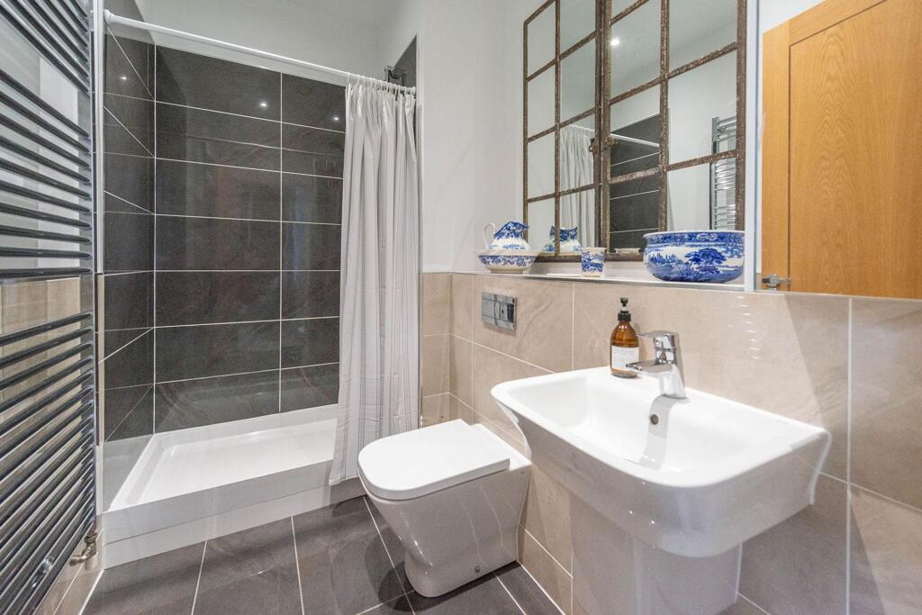 TWO DOUBLE BEDROOMS AND BATHROOMS