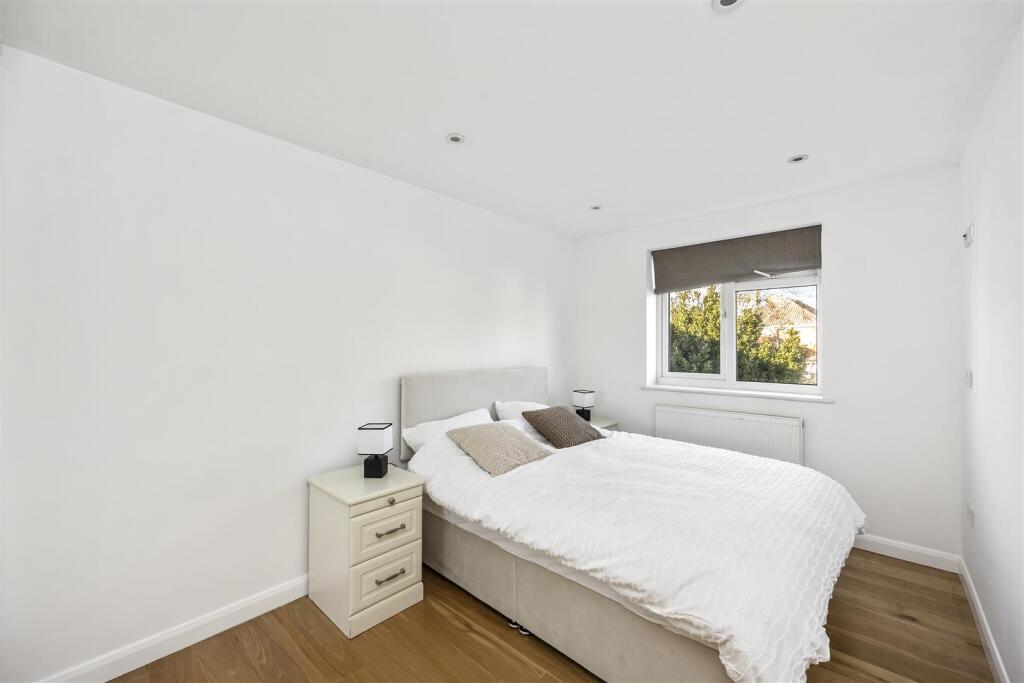 Courtlands Close 8-004.JPG