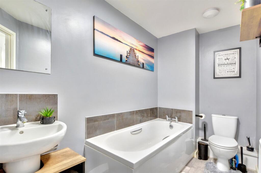 Bathroom_2.jpeg