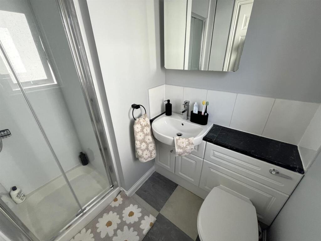 EN-SUITE SHOWER ROOM