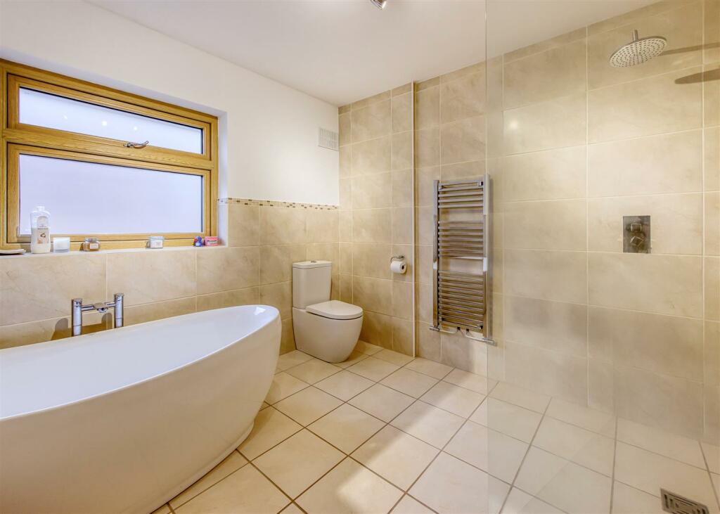 59 Elliotts Lane-bathroom2.jpg