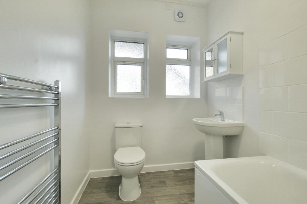 5.bathroom.jpg