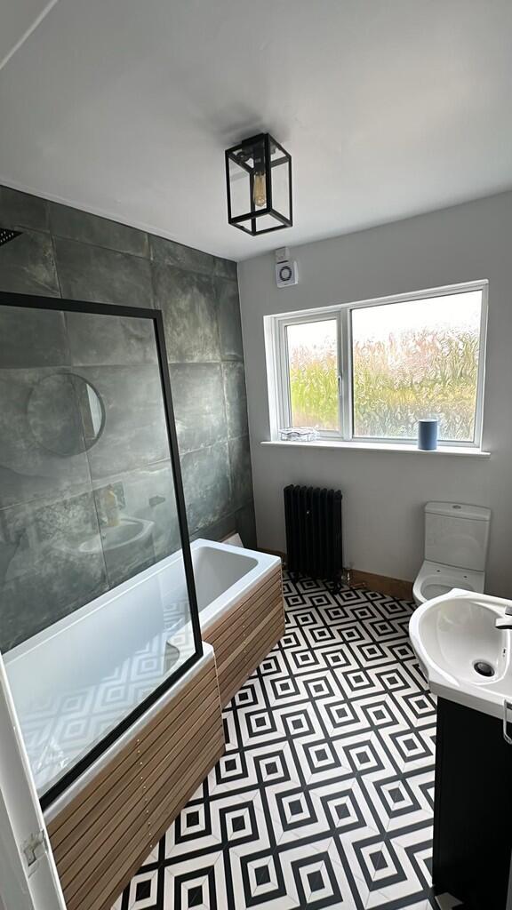 61 Melrose bathro...
