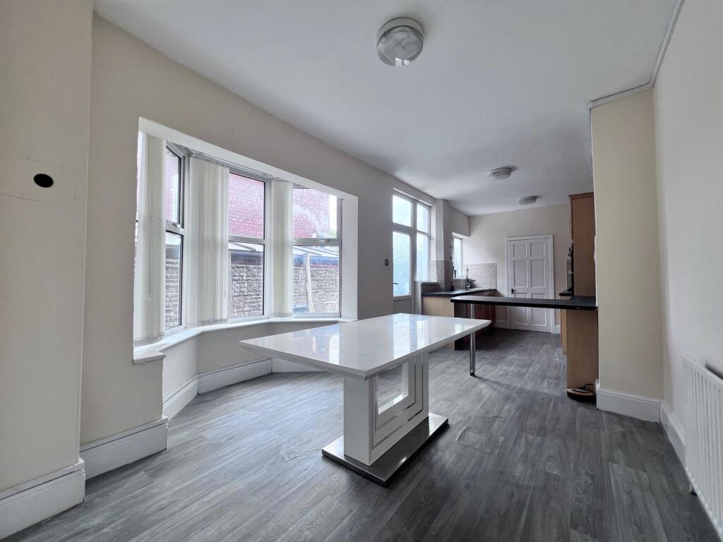 Kitchen Alt e.jpg