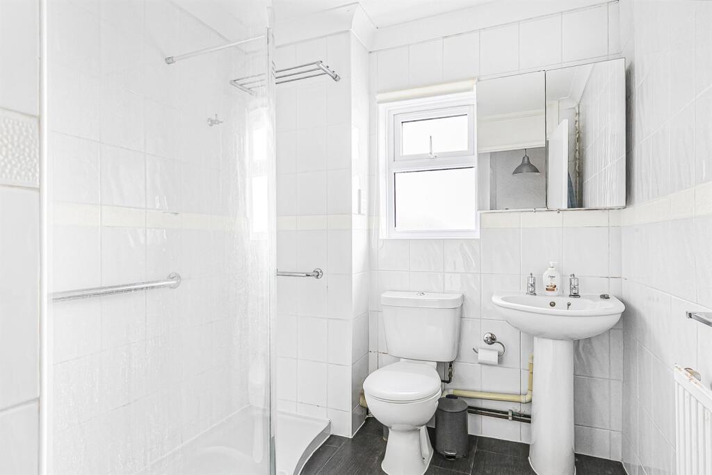 Bathroom (Shower Roo