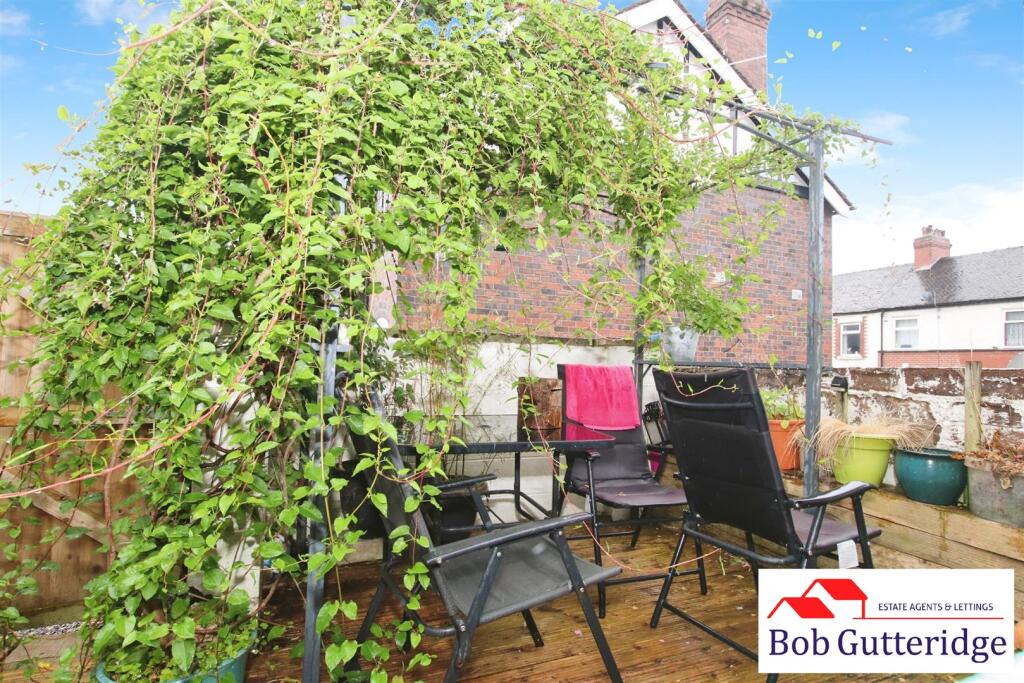 ENCLOSED REAR GARDEN