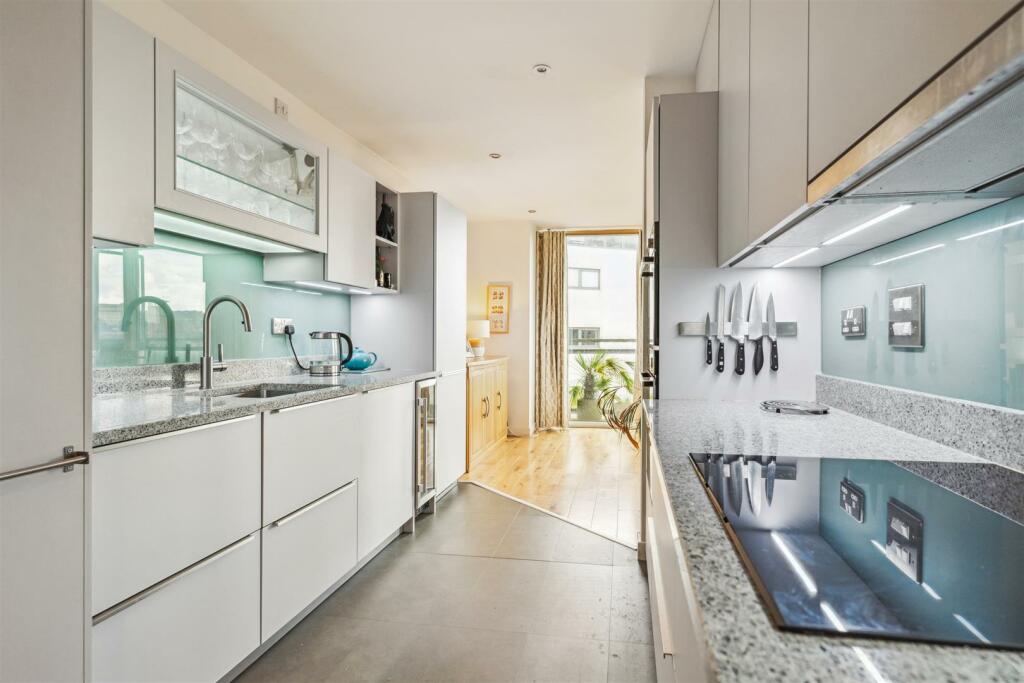 YATES HELLIER - 5 1 305 Glasgow Harbour Terraces (