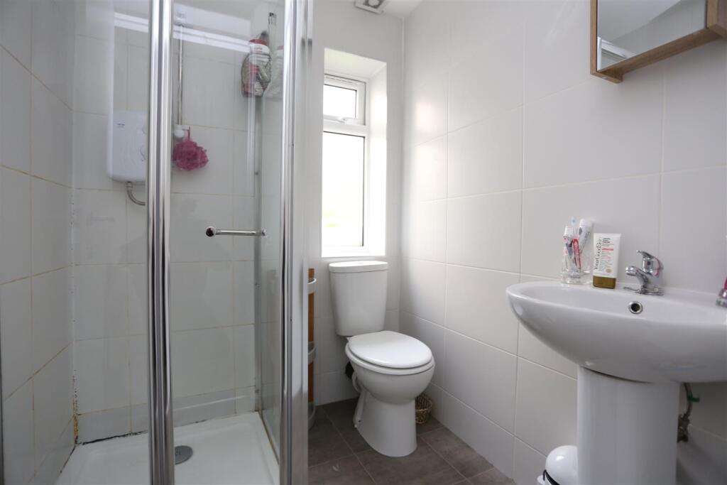 lgf 88 Goldstone Road - Furnished - Shower.JPG