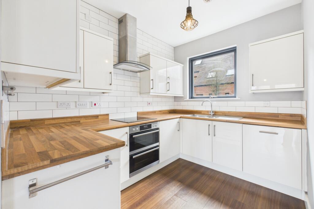 CAM03162G0-PR0225-STILL001