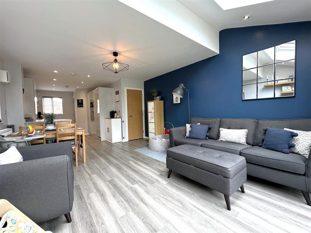Superb OPEN-PLAN Living Space 980