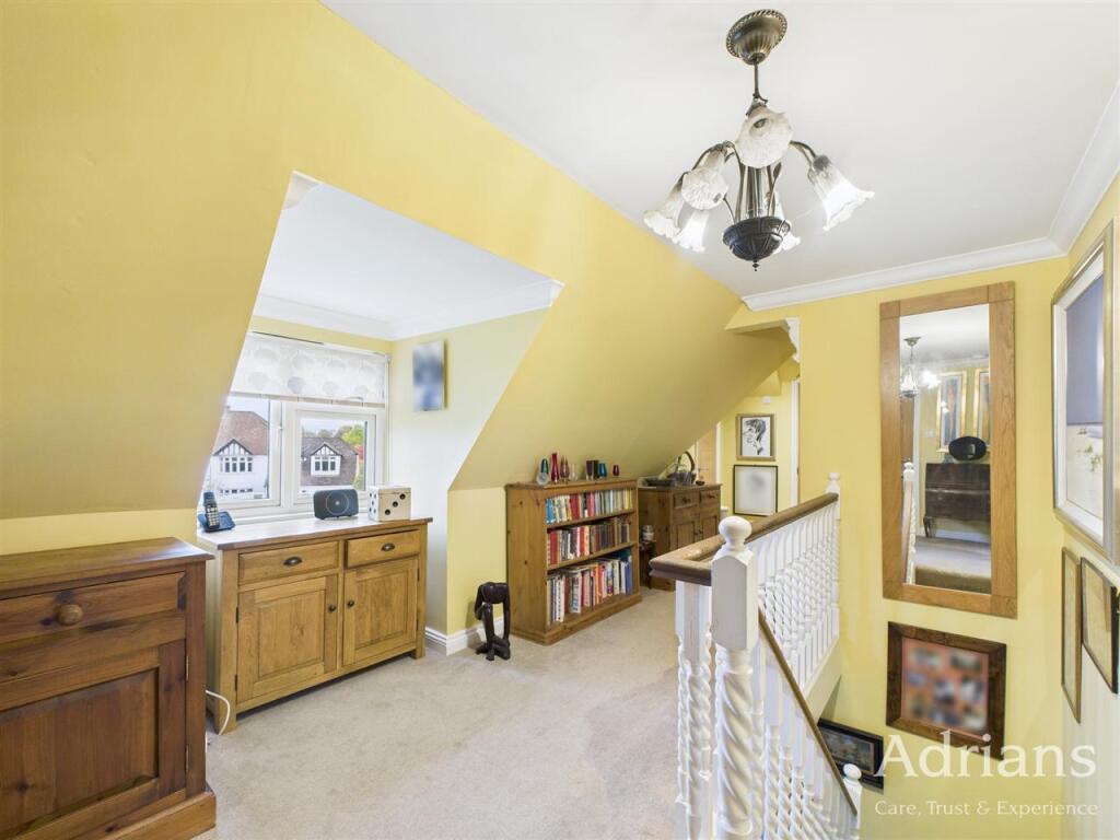 FIRST FLOOR LANDING
