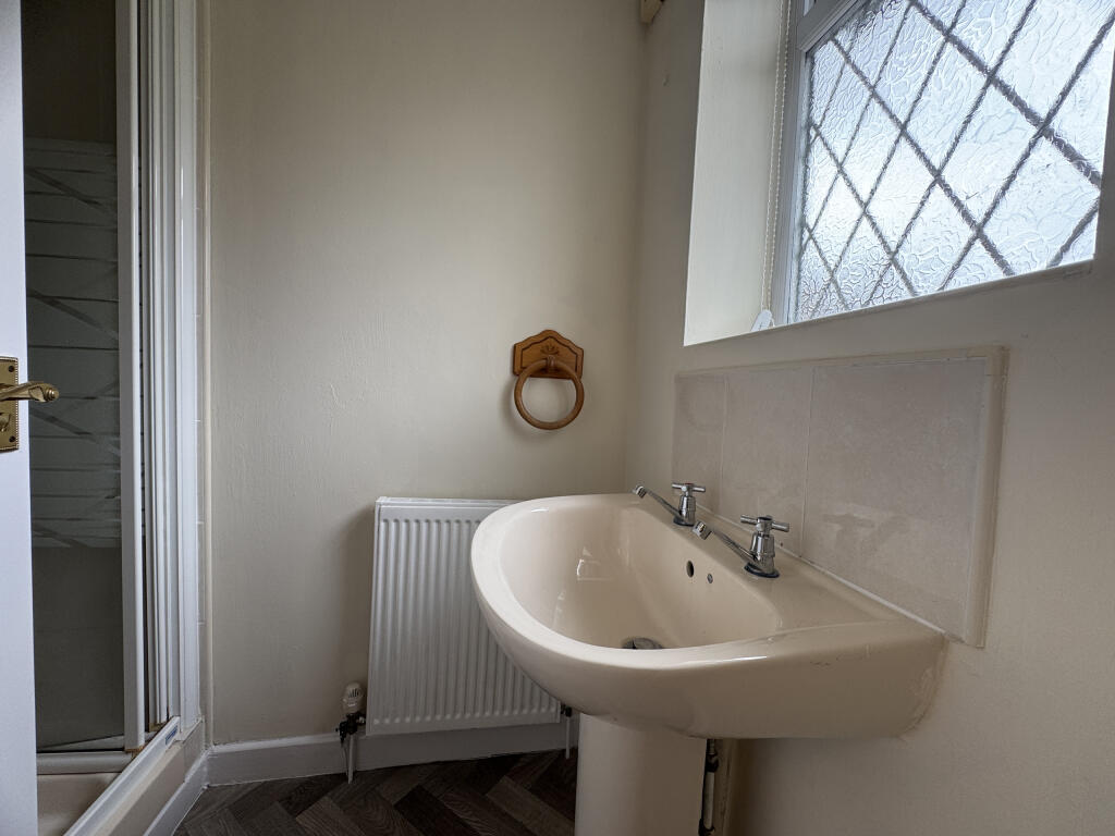 En-suite shower/WC