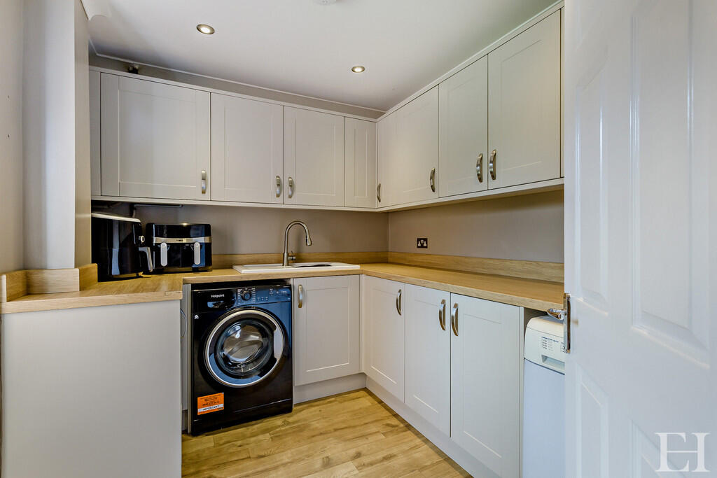 8646478-interiorW...