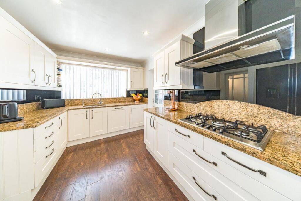 20 Hillschool Road kitchen 3.jpg