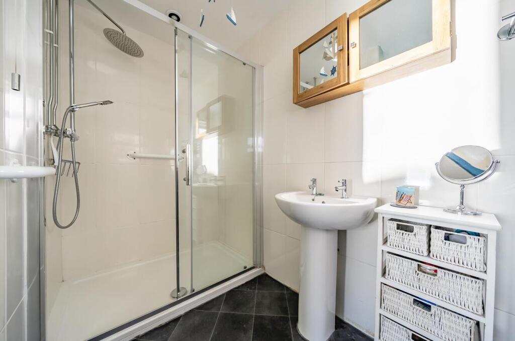ensuite.jpg