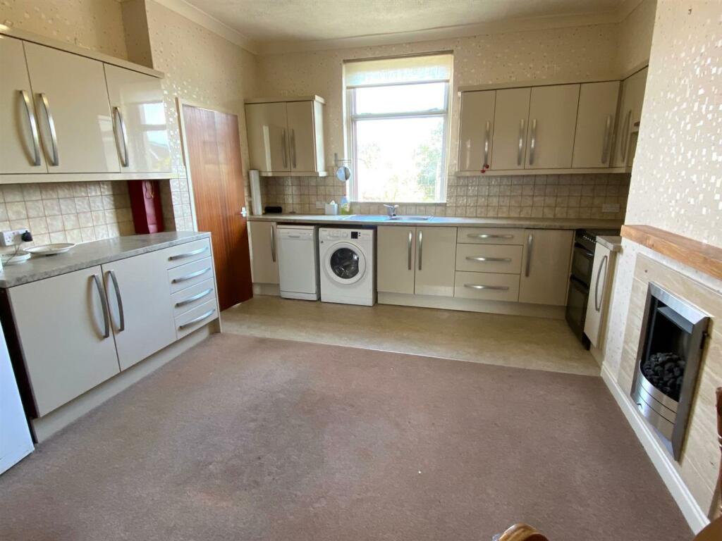 wellhouse lane 28 kitchen 4.jpg