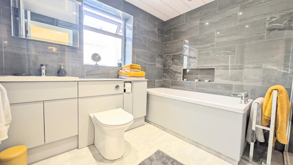 PXL_20250821_132839993.MP~2