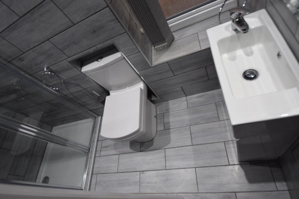Separate Shower/WC R